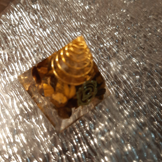 Piramide di Orgone interamente fatta a mano con materiali naturali e pietre semipreziose base cm 3 h cm 3,3