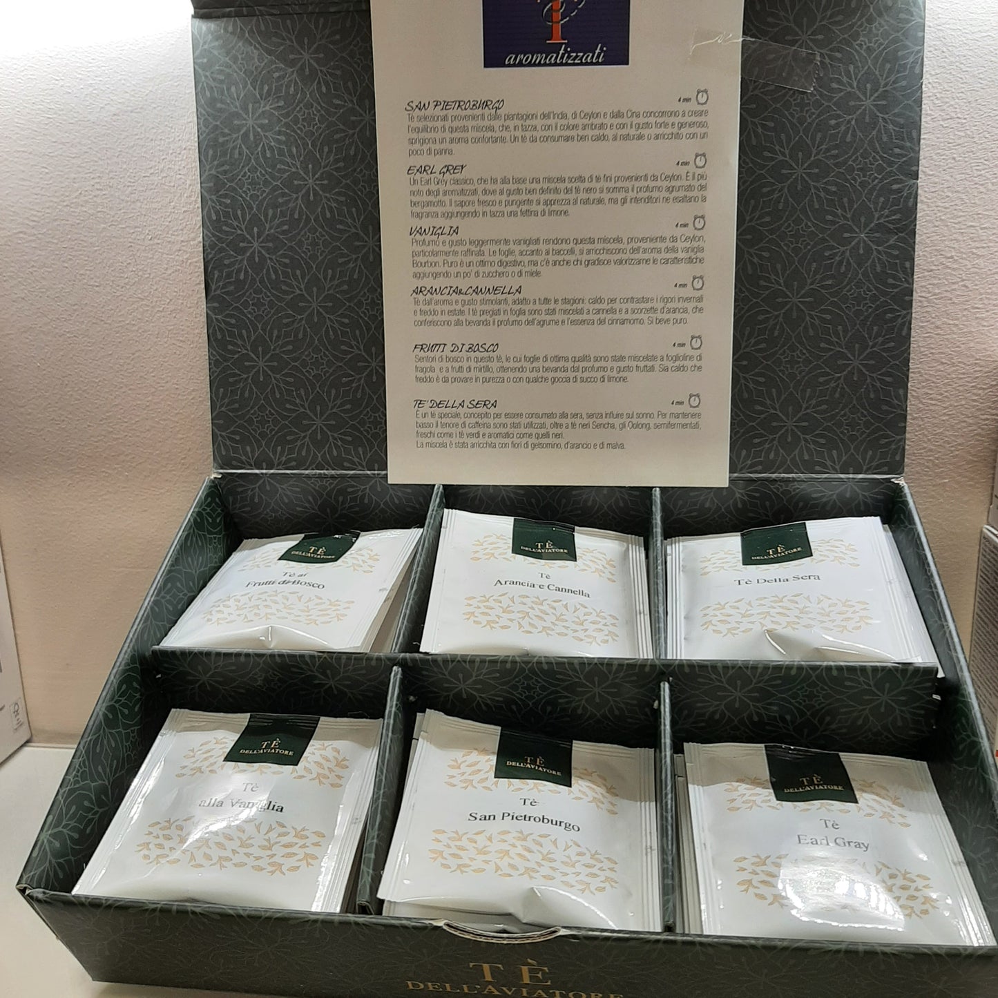 Gift box of selected flavored black teas in 30 filters expiry 10/14/2024 Carpano 