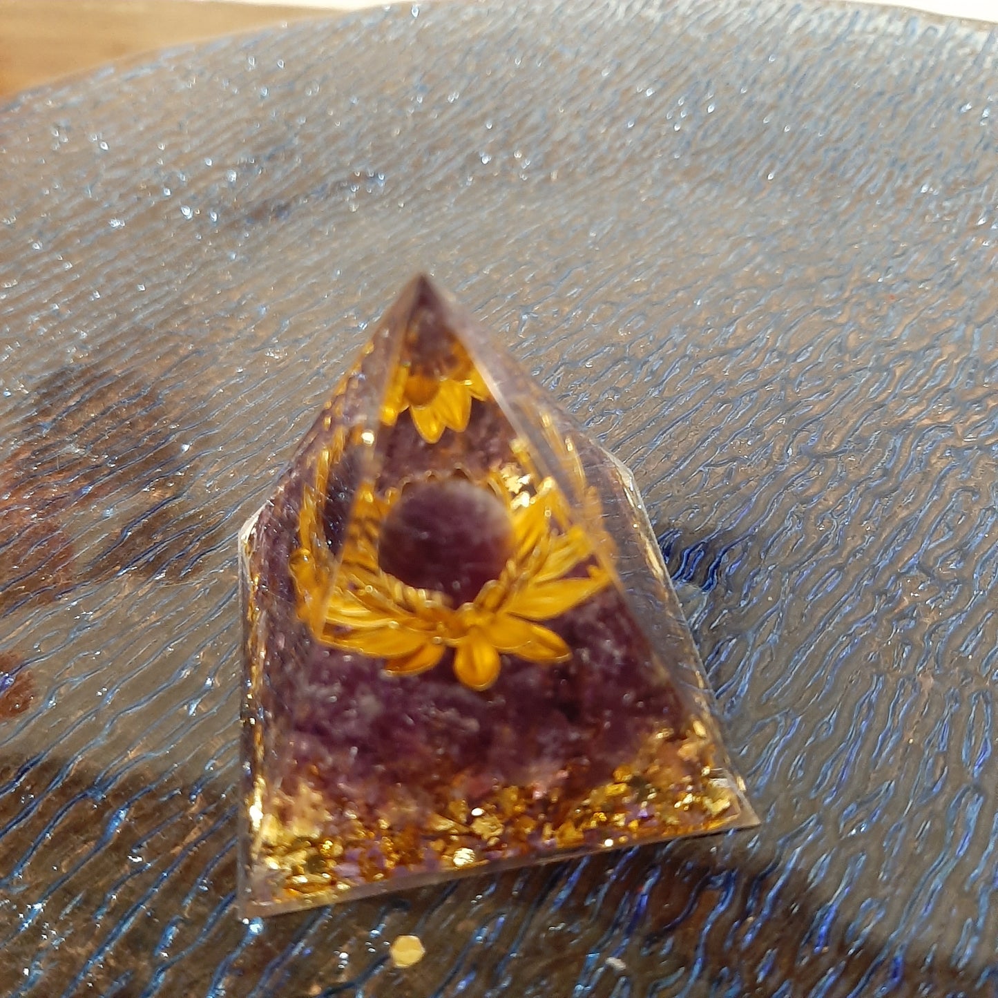 Piramide di orgone interamente fatta a mano fior di loto con ametista generatore di energia naturale  per reiki allineamento chakra meditazione base cm6 h cm 7