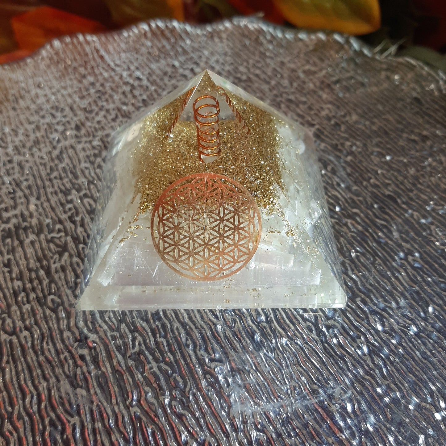 Piramide di orgone interamente fatta a mano con materiali naturali e pietre preziose selenite fiore della vita base cm8 h cm8