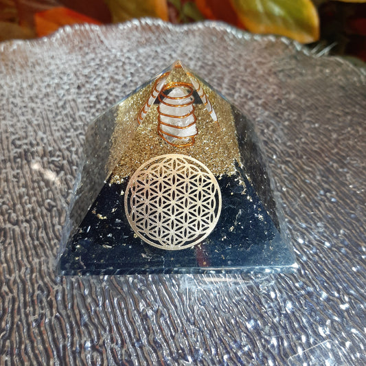 Piramide di orgone interamente fatta a mano con materiali naturali e pietre preziose cristallo tormalina con fiore della vita base cm8 h cm8