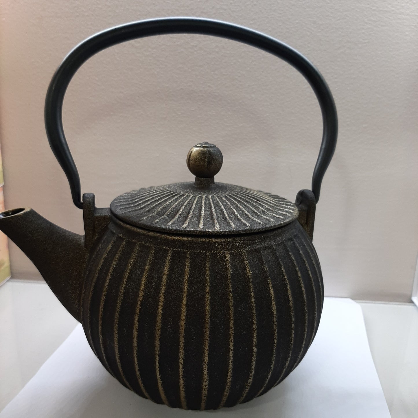 Black and gold cast iron teapot enamelled inside, 1 l capacity