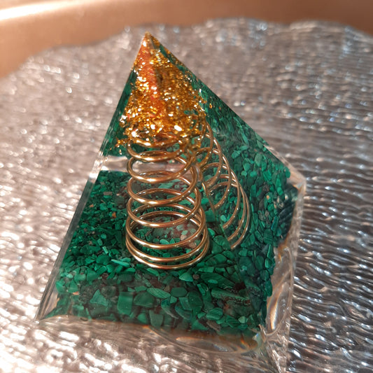 Piramide di Orgone fatta interamente a mano con materiali e pietre naturali base cm 6 h cm 6,5