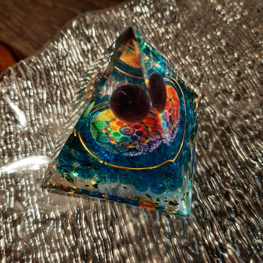 Piramide di Orgone interamente fatta a mano con materiali naturali e pietre semipreziose base cm5 h cm5,5