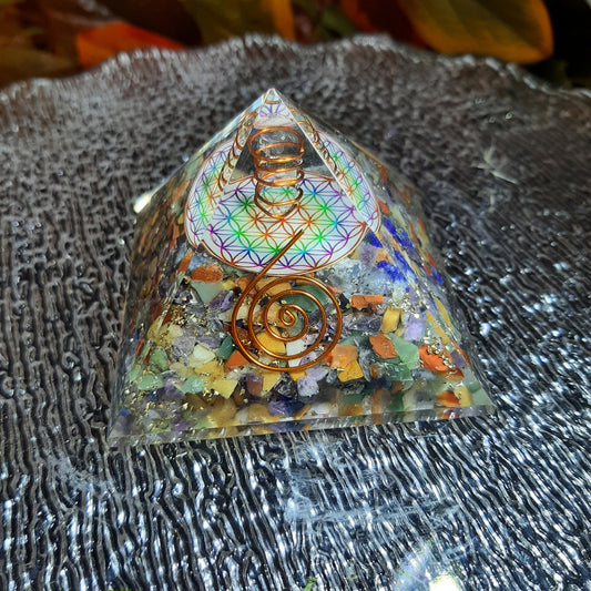 Piramide di orgone interamente fatta a mano con pietre preziose rubino in cianite base cm8 h cm8